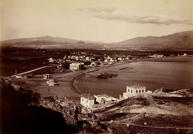 Η φωτογραφία είναι τραβηγμένη το 1881 και απεικονίζει μια παραλιακή περιοχή της Αθήνας. Ελάχιστα σπίτια είναι χτισμένα και ανάμεσα τους ξεχωρίζει το μεγάλο κτίριο ενός ξενοδοχείου. Η περιοχή του Νέου Φαλήρου πήρε το όνομά της από τον ήρωα της αρχαιότητας, Φάληρο. 