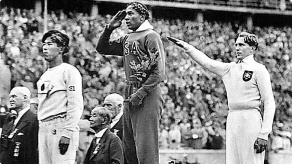  Κέρδισε χρυσό μετάλλιο στα 100 μέτρα, στα 200, στο άλμα εις μήκος και στη σκυταλοδρομία. Ο Όουενς ήταν ο πρώτος Αμερικανός που κέρδιζε τέσσερα μετάλλια στίβου σε μια Ολυμπιάδα και το ρεκόρ του διατηρήθηκε για 48 χρόνια. 