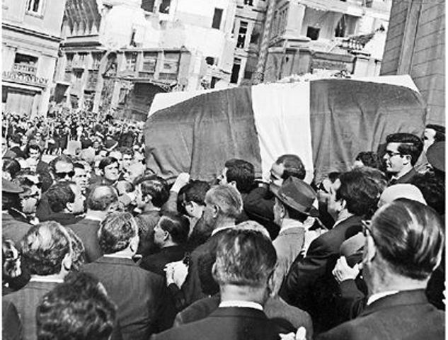 «Δεν δεχόμαστε, κύριε να παραστεί κάποιος από εσάς στην κηδεία». Η απάντηση της Μαργαρίτας Παπανδρέου στον υπουργό της χούντας που ήθελε να εκπροσωπήσει τους συνταγματάρχες στην κηδεία του Γεωργίου Παπανδρέου