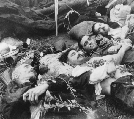 Νεκροί από κεραυνό που χτύπησε τη σκηνή τους στον 'Αη-Στράτη το 1947. Προσπαθούσαν να συγκρατήσουν τον ορθοστάτη της σκηνής. Aρχείο Βασίλη και Βύρωνα Μανικάκη.