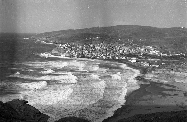 Ο οικισμός του 'Αη-Στράτη στη δεκαετία του 1940. Διακρίνεται ο βράχος του Μπούμπουνα όπου ήταν κτισμένος ο παλιός οικισμός, καθώς και το χαμηλό τείχος που τον περιέβαλλε, κατάλοιπο της εποχής των πειρατικών επιδρομών στο Αιγαίο. Αρχείο Βασίλη και Βύρωνα Μανικάκη