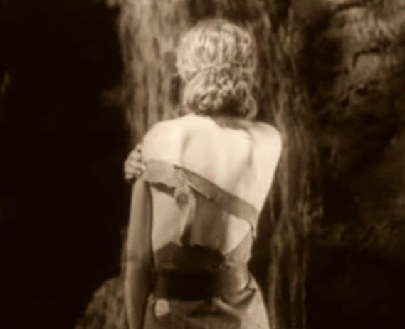 Σκηνή από την ταινία όταν η Χλόη βγάζει τα ρούχα της στη λίμνη