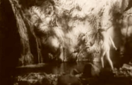 Η Χλόη βγάζει τα ρούχα της στη λίμνη. Θεωρείται η πρώτη γυμνή εμφάνιση στον ευρωπαϊκό κινηματογράφο.