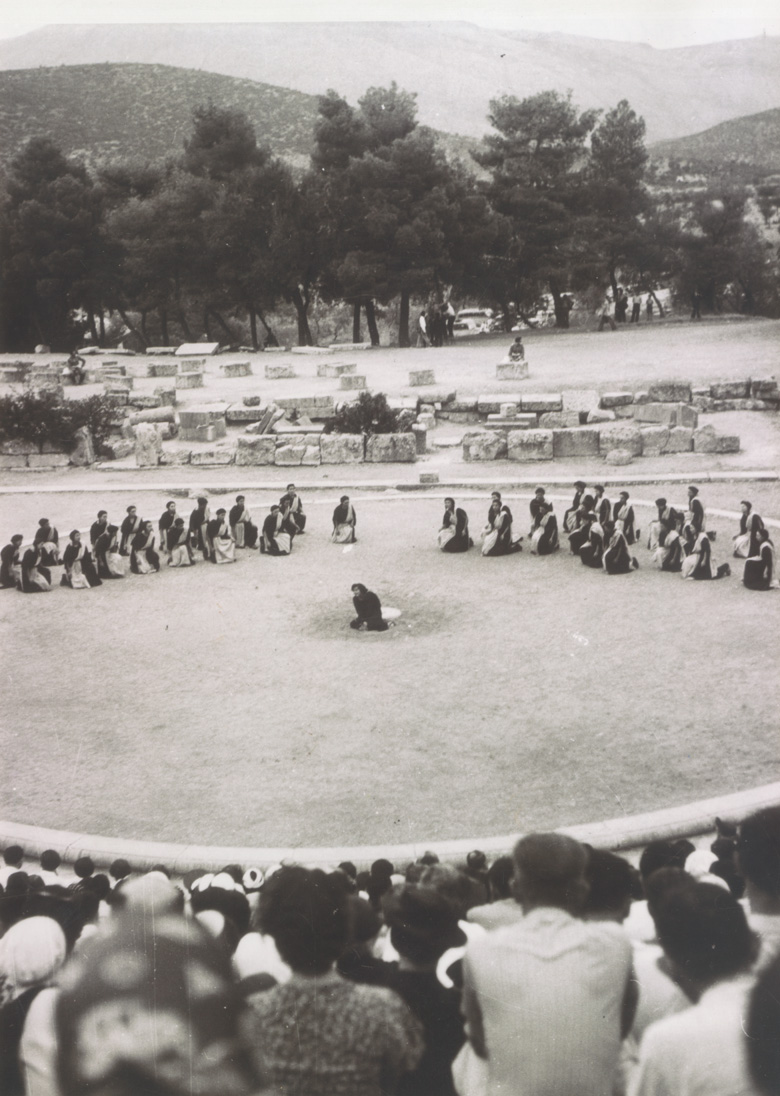 Κατίνα Παξινού (Ηλέκτρα) και Χορός το 1938. Σκηνοθεσία: Δημήτρης Ροντήρης Ενδυματολόγος: Αντώνης Φωκάς Χορογράφος: Λουκία Σκηνογραφία: Κλεόβουλος Κλώνης Συνθέτης: Δημήτρης Μητρόπουλος Διεύθυνση ορχήστρας: Γεώργιος Λυκούδης 