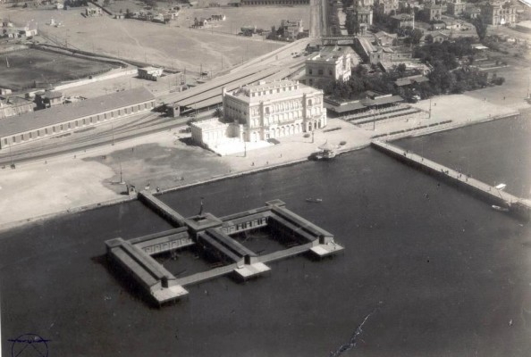 Νέο Φάληρο 1930. Το ξενοδοχείο κόσμημα, Grand Hotel de Phalere, τα bains mixtes, ο σταθμός και οι γραμμές του ηλεκτρικο, μαζί με την οικία Βλάγκαλη. Αρχείο ΗΣΑΠ-ΕΗΣ-ΣΑΠ (Αθήνα μέσα στο Χρόνο)