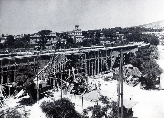 Το 1957 ολοκληρώθηκε η επέκταση της γραμμής μέχρι την Κηφισιά με τα εγκαίνια του σταθμού του Ν. Ηρακλείου το Μάρτιο, της Κηφισιάς στα μέσα Αυγούστου και του Αμαρουσίου την 1η Σεπτεμβρίου. 