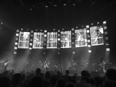 Μετά από 15 χρόνια οι Radiohead τραγούδησαν το “The Creep” σε συναυλία. Εξήγησαν γιατί δεν το ερμήνευαν και ξόρκισαν το “κακό”. Δείτε τη συγκινητική εκτέλεση του Creep, που τραγούδησε μαζί τους όλο το στάδιο