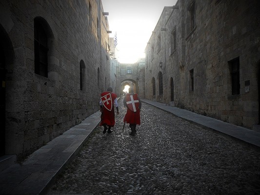 Η Ιωαννιτες συνθηκολόγησαν μετά την προδοσία του αγώνα τους που θα οδηγούσε σε σφαγή των αμυνομένων. Προτίμησαν την αποχώρηση από το νησί υπο όρους που δέχτηκε ο Σουλεϊμάν.