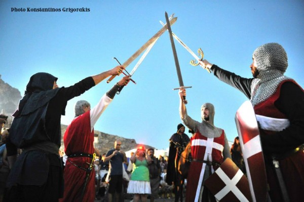 Αναπαραστάσεις στα πλαίσια του πετυχημένου Μεσαιωνικού Φεστιβάλ Ρόδου.Το Μεσαιωνικό Φεστιβάλ Ρόδου πραγματοποιείται για 10η συνεχή χρονιά φέτος στις 27 – 29 Μαΐου 2016 στη Μεσαιωνική Τάφρο Ρόδου, στην Πύλη D’ Amboise και στόχος είναι η επετειακή αυτή διοργάνωση να αποτελέσει ένα ξεχωριστό πολιτιστικό γεγονός που απευθύνεται σε Έλληνες και ξένους επισκέπτες.