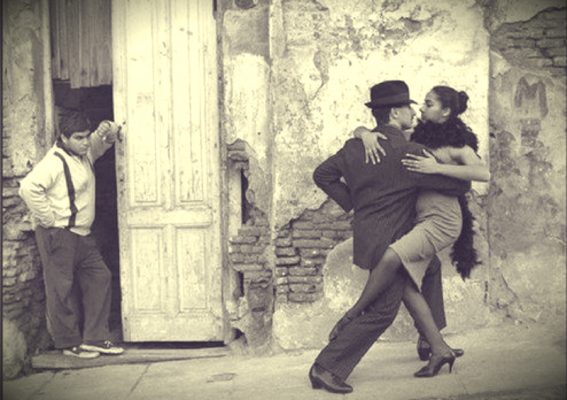 Tango, ο χορός των φτωχών μεταναστών της Αργεντινής. Περίμεναν έξω από τους οίκους ανοχής για να γοητεύσουν τις πόρνες και ο χορός τους διαδόθηκε στην Ευρώπη