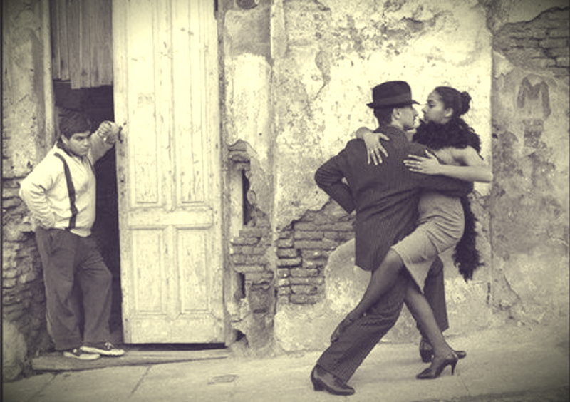 Tango, ο χορός των φτωχών μεταναστών της Αργεντινής. Περίμεναν έξω από τους οίκους ανοχής για να γοητεύσουν τις πόρνες και ο χορός τους διαδόθηκε στην Ευρώπη