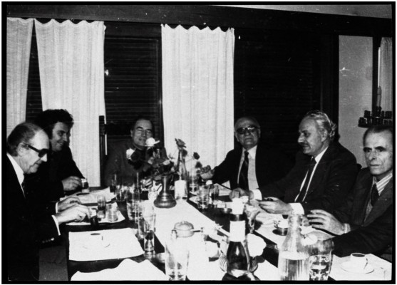 Μίκης Θεοδωράκης, Ανδρέας Παπανδρέου, F. Mitterand, Γεώργιος Μαύρος, Χαρίλαος Φλωράκης, Ρούσος ΧΡΟΝΟΛΟΓΙΑ: 1976 ΤΟΠΟΣ: Βραχάτι ΠΕΡΙΓΡΑΦΗ: Γεύμα στο Βραχάτι κατά την επίσκεψη του F. Mitterand.Διακρίνονται επίσης οι Μ. Θεοδωράκης Ανδρέας Παπανδρέου, Γεώργιος Μαύρος, Χαρίλαος Φλωράκης, Ρούσος.