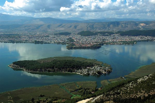 Η λίμνη χρονολογείται 10.000 π.Χ. και φημίζεται για τα χέλια και τις καραβίδες