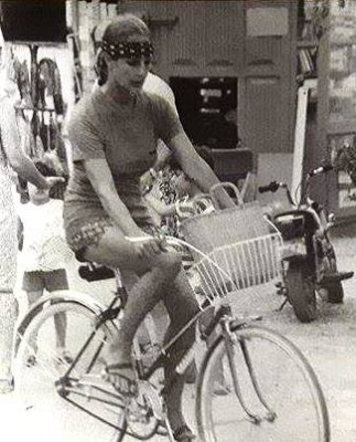 Η Φιόνα κάνει ποδήλατο στη Ντάπια των Σπετσών ανυποψίαστη