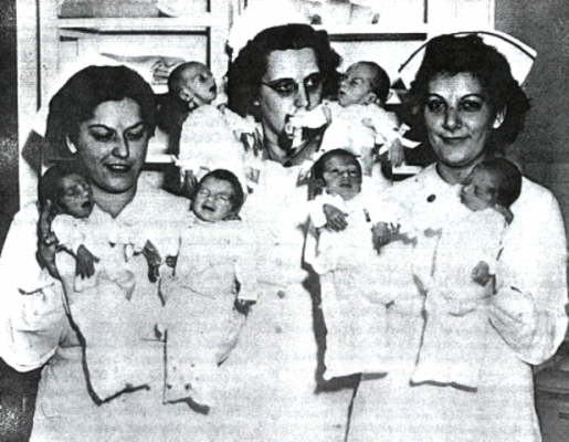 Νοσοκόμες κρατούν τα μωρά της έκθεσης