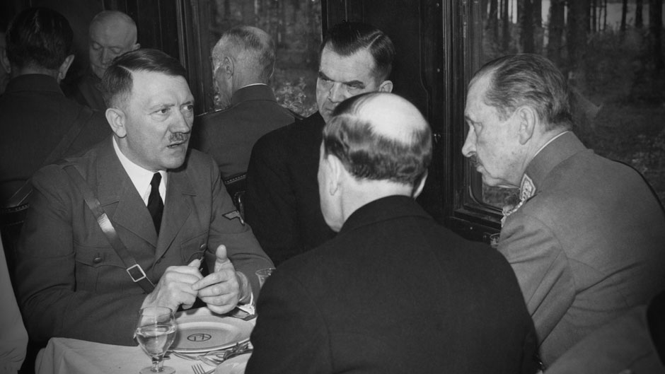 Φωτογραφία από τη συνάντηση Χίτλερ-Μανερχάιμ, από την οποία προέκυψε το κινηματογραφικό ντοκουμέντο.