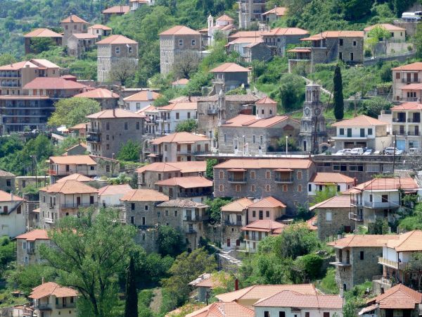 Τα σπίτια σρα Λαγκάδια έχουν ίδια αρχιτεκτονική και είναι χωμένα μέσα στη γη. Οι μάστορες είχαν μελετήσει τη γεωμετρία και παρά τη δυσκολία του εδάφους έχτισαν τα σπίτια τους με ομοιομορφία 