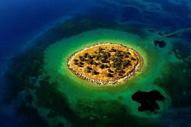 Ένα υπέροχο γαλαζοπράσινο ελληνικό νησάκι, άγνωστο στους πολλούς που έγραψε ιστορία. Συνδεόταν με το διπλανό νησί με μια πέτρινη γέφυρα μήκους 210 μέτρων, που βυθίστηκε