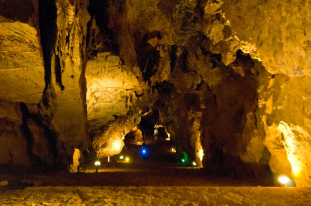 Το φυσικό μέρος του σπηλαίου δημιουργήθηκε από έναν υπόγειο χείμαρρο, ο οποίος λάξευσε τα τοιχώματα