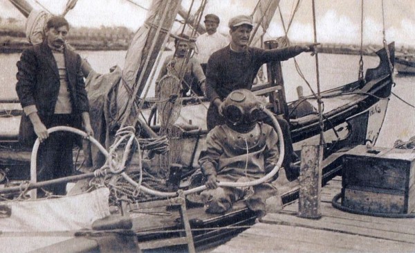 Στις αρχές του 20 ου αιώνα πάνω από 500 δύτες με 50 σκάφη από τηνη νησιωτική Ελλάδα έπιασαν δουλειά στην Αμερική. Ο αριθμός τους αυξήθηκε ραγδαία τις επόμενες δεκαετίες.