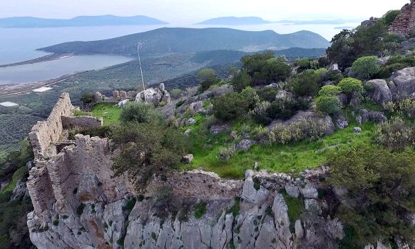 Πολλά ελληνικά φρούρια συνδέονται με τον θρύλο της Ωριάς δηλαδή της Ωραίας γυναίκας που είχε τραγική κατάληξη