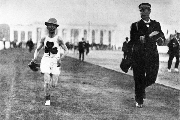 Αθήνα, 1 Μαΐου 1906, ο καναδός αθλητής William Sherring εισέρχεται πρώτος στο Παναθηναϊκό Στάδιο στον Μαραθώνιο Δρόμο της Μεσολομπιάδος, συνοδευόμενος από τον Πρίγκιπα Γεώργιο.
