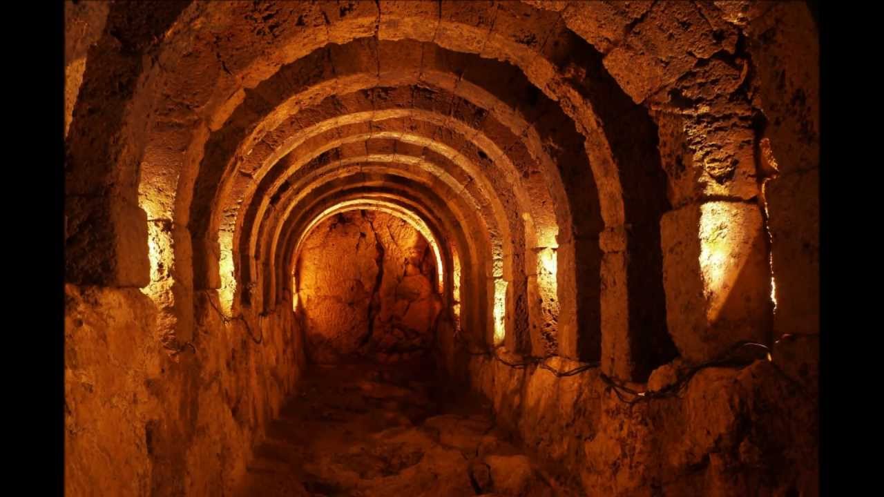 Το νεκρομαντείο αποτελείται από συνεχείς διαδρόμους, υπόγειες αίθουσες και μια κρύπτη που είναι λαξευμένη στο βράχο. Τα παλαιότερα ευρήματα χρονολογούνται από τα μηκηναικά χρόνια.