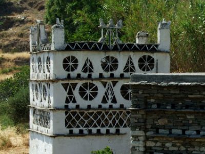 Ο Κορνήλιος Καστοριάδης το αποκαλούσε «το χειροποίητο νησί». Οι εκπληκτικοί περιστερώνες του είναι μοναδικά έργα λαογραφίας και αρχιτεκτονικής. Οι ιδιοκτήτες διαγωνίζονταν ποιος θα κάνει τον καλύτερο