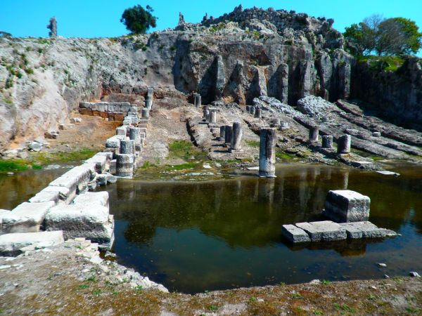 Οι Οινιάδες μετά τον Πελοπονησιακό πόλεμο προσχώρησαν στην Αθηναική συμμαχία. Αργότερα η πόλη κατακτήθηκε από τους Μακεδόνες και μετά την ίδρυση της Νικόπολης παρήκμασε 