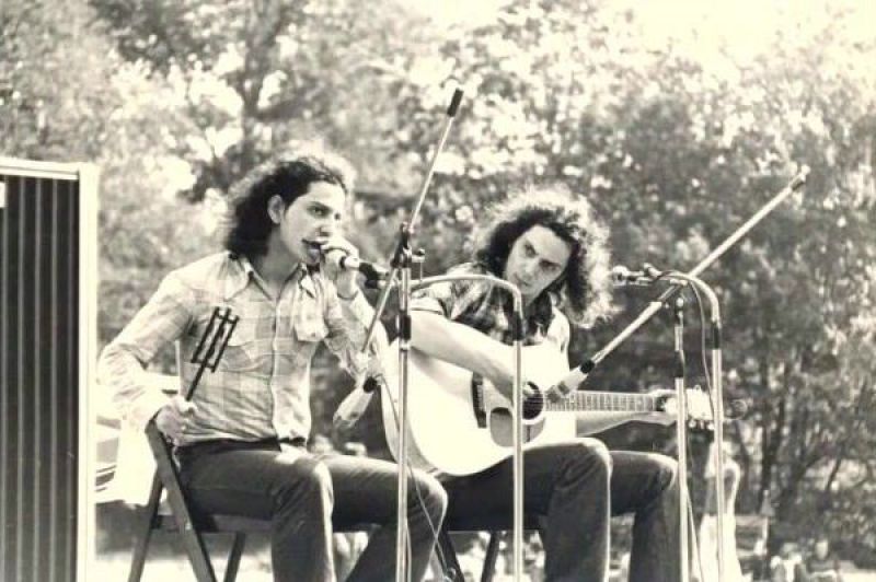Το 1986 οι δίδυμοι με το περίεργο όνομα έπαιξαν μαζί με το Γιώργο Νταλάρα σε συναυλίες του στην Ελλάδα και το εξωτερικό, το '87 όργωσαν στην Ελλάδα με δικές τους συναυλίες 