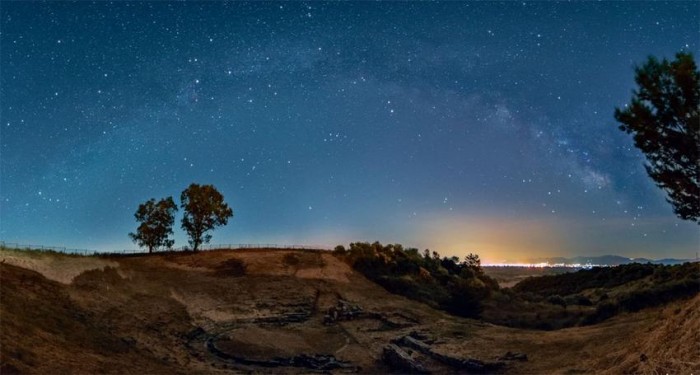 Aggelos-Makris-Nightscapes_arxaio-theatro-Stratou-2-700x375