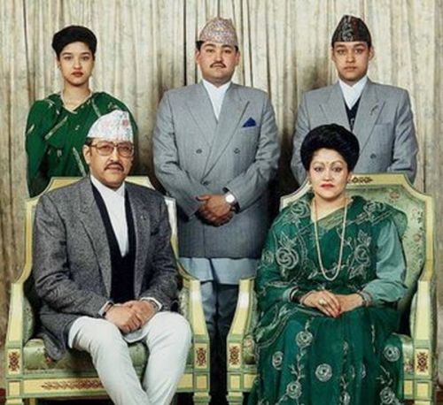 Η βασιλική οικογένεια του Νεπάλ. Στο κέντρο της φωτογραφίας ο Ντιπέντρα