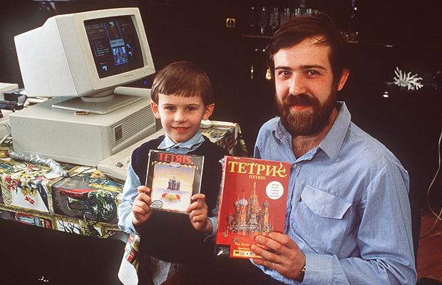 Το Τέτρις έχει παιχτεί στο Facebook πάνω από 20 δισεκατομμύρια φορές. 6 Ιουνίου είναι παγκόσμια ημέρα Τέτρις καθώς εκείνη την ημέρα το 1984 ο Παζίτνόφ παρουσίασε πρώτη φορά το παιχνίδι