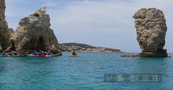 Τα Κουφονήσια αποτελούσαν ιδανικό λιμάνι για τους πειρατές γιατί έχουν πολλούς όρμους με νότιο προσανατολισμό και προστατεύονται από τους βοριάδες. Σύμφωνα με μια εκδοχή το όνομα Κουφονήσια ή αλλιώς Κώφος- λιμήν σήμαινε το ήρεμο λιμάνι. Φωτογραφία από την εκδρομή περιπέτειας με θαλάσσια καγιάκ της ομάδας Cannibal.