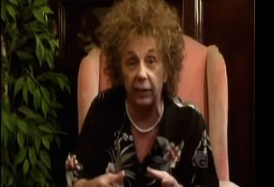 Ο “Μότσαρτ της Αμερικής” που δολοφόνησε την ηθοποιό Λάνα Κλάρκσον και απείλησε με όπλο τον Λένον και τον Κοέν. Η πολυτάραχη ζωή του Φιλ Σπέκτορ που απογείωσε το “let it be” και δεκάδες άλλες επιτυχίες