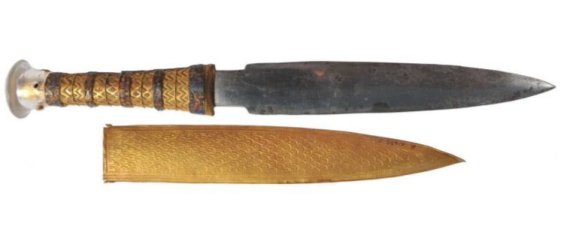 Το στιλέτο 32 εκατοστών του οποίου η λαβή είναι από χρυσό βρέθηκε το 1925 μέσα στη σαρκοφάγο της μούμιας και σήμερα εκτίθεται στο Μουσείο του Καΐρου. Μάλιστα επισημαίνουν πως η υψηλή ποιότητα κατασκευής του μαχαιριού δείχνει πως οι αρχαίοι Αιγύπτιοι ήταν ικανοί στην επεξεργασία σιδήρου , ήδη από τον 14 αιώνα π.Χ.