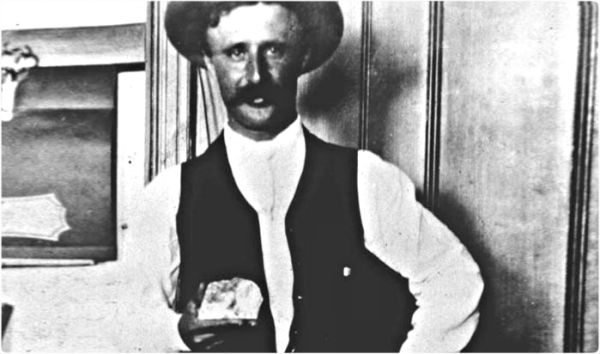 Oε επόπτης του ορυχείου Φρέντερικ Γουέλς πήρε ως δώρο για την ανακάλυψη της πέτρας 10.000 δολάρια