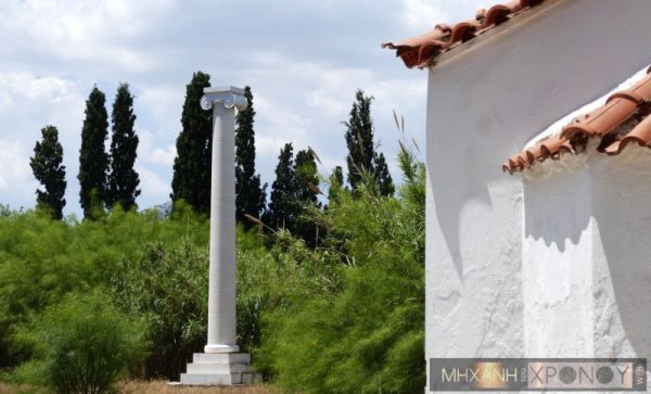 Η εκκλησία είναι χτισμένη δίπλα στο τρόπαιο της μάχης του Μαραθώνα, στο σημείο που για πολλούς έγινε η πιο άγρια σύγκρουση μεταξύ των Αθηναίων και των Περσών. Το τρόπαιο είναι ένας κίονας (σήμερα αντίγραφο) που είχε στηθεί το 460 π.Χ. Φωτο: Χρ.Βασιλόπουλος