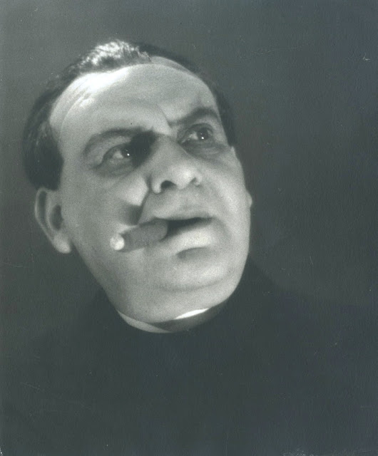 Στα πρώτα βήματα του κινηματογράφου έπαιξε σε 4 βωβές ταινίας και εργότερα στους «Οι Απάχηδες των Αθηνών» 1950, «Αστέρω 1929» και τον πατέρα της Αλίκης στην ταινία «Πρόσωπα Λησμονημένα»