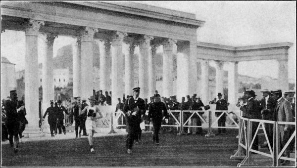 Αθήνα, 1 Μαΐου 1906, ο καναδός αθλητής William Sherring εισέρχεται πρώτος στο Παναθηναϊκό Στάδιο . Ο τερματισμός του Μαραθωνίου, 1906. Πρόεδρος της Ελληνικής Ολυμπιακής Επιτροπής ήταν ο διάδοχος Κωνσταντίνοςστον Μαραθώνιο Δρόμο της Μεσολομπιάδος, συνοδευόμενος από τον Πρίγκιπα Γεώργιο.
