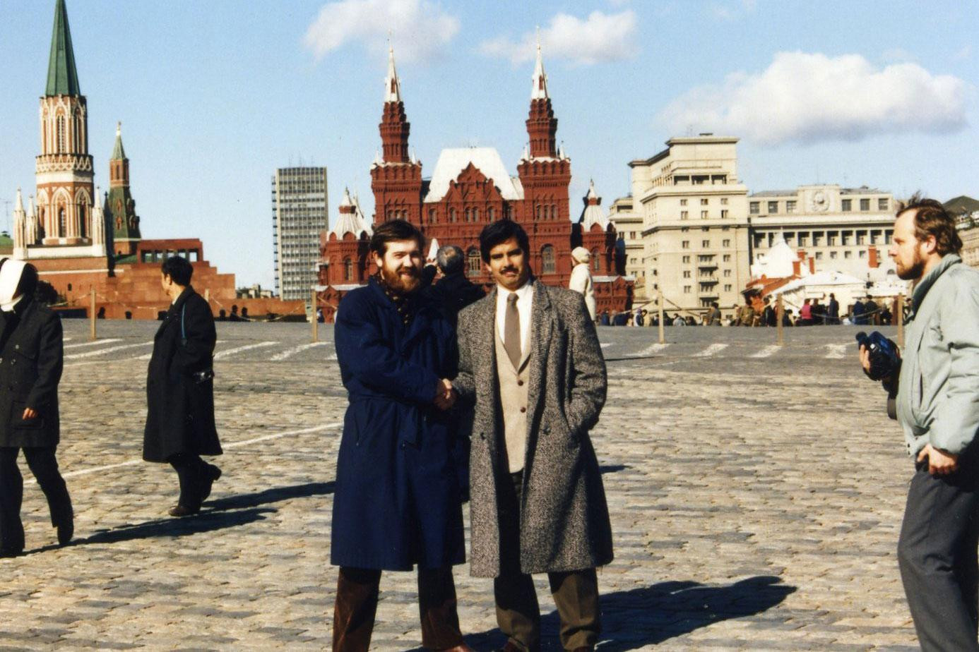 O Αλεξέι Πατιζνόφ με τον Χενκ Ρότζερς της Νιντέντο μπροστά από το Κρεμλίνο, 1989