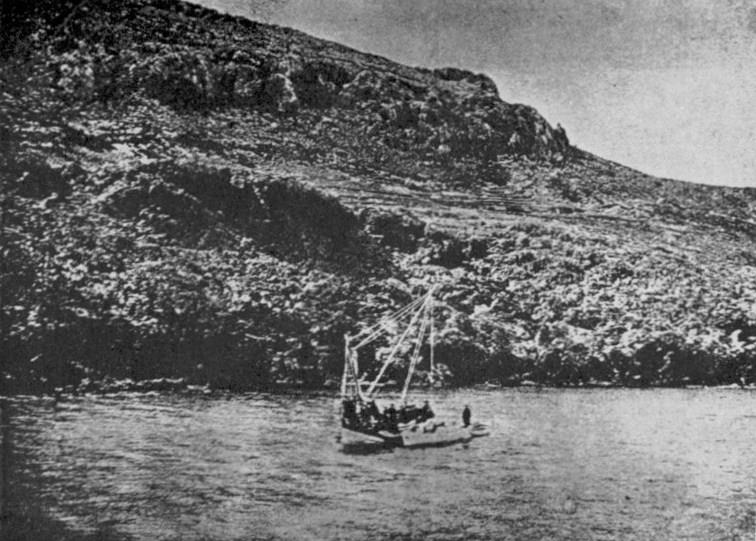 Οι σφουγγαράδες και το καίκι τους στην περιοχή όπου ανακάλυψαν το ναυάγιο.