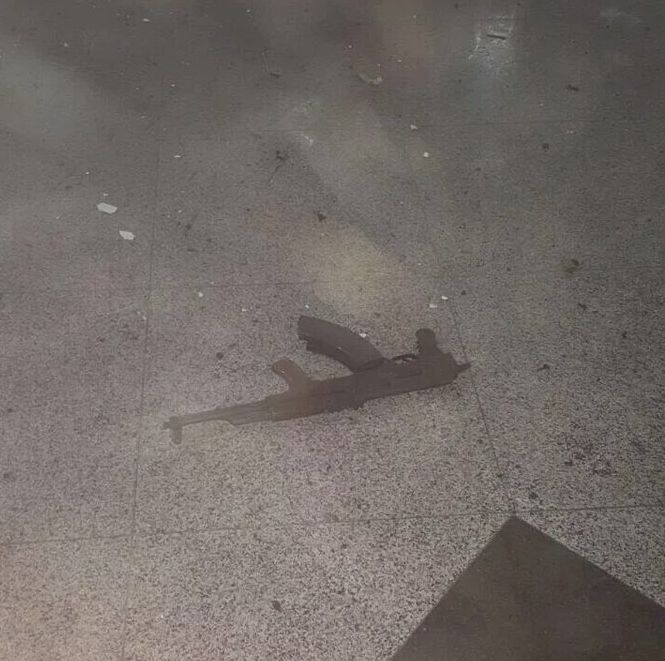 Ένας αστυνομικός πάλεψε, ρίχνοντάς τον στο έδαφος, με έναν από τους βομβιστές αυτοκτονίας στο αεροδρόμιο Ατατούρκ της Κωνσταντινούπολης, προτού εκείνος πυροδοτήσει τον εκρηκτικό μηχανισμό του, μετέδωσε δημοσιογράφος του αμερικανικού τηλεοπτικού δικτύου NBC News επικαλούμενος έναν αυτόπτη μάρτυρα.