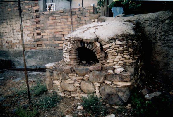 Πώς βγήκε η φράση “κάποιος φούρνος θα γκρεμίστηκε”. Προέρχεται από την εποχή που κάθε σπίτι στα χωριά είχε το δικό του φούρνο. Ο διάλογος του Κολοκοτρώνη με τον Άγγλο φιλέλληνα