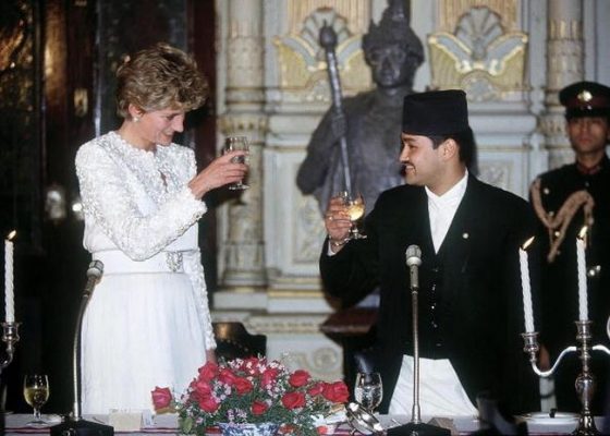 Ο πρίγκιπας που πυροβόλησε τον πατέρα του και σκότωσε τη βασιλική οικογένεια του Νεπάλ επειδή τού απαγόρευσαν να παντρευτεί την αγαπημένη του. Μετά το μακελειό αυτοπυροβολήθηκε και ανακηρύχθηκε βασιλιάς, ενώ ήταν σε κώμα…