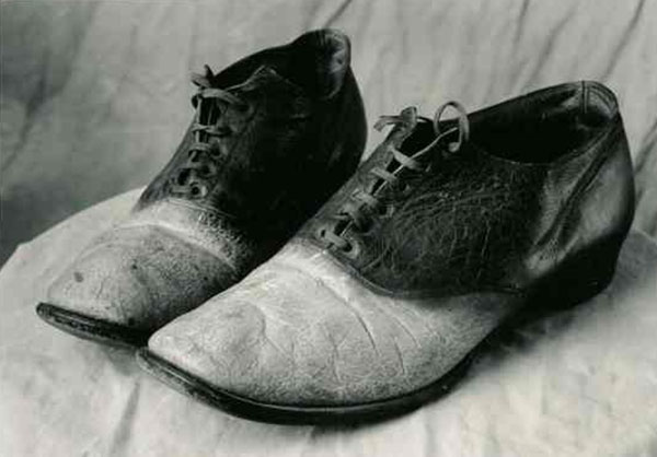 Ένα ζευγάρι παπούτσια από το δέρμα του Πάρροτ