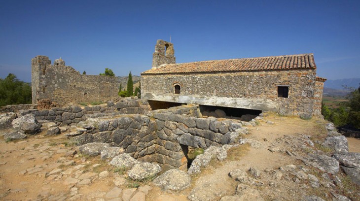 Το ιερό πυρπολήθηκε και καταστράφηκε από τους Ρωμαίους το 167 π.Χ.Τον 18ο αιώνα μ. Χ στο χώρου του μαντείου χτίστηκε η εκκλησία του Άγιου Ιωάννη του Προδρόμου 