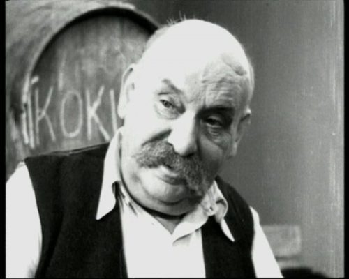 Η συναρπαστική ζωή του μεγάλου Αιμίλιου Βεάκη. Σε ηλικία 4 ετών έχασε τους γονείς του. Πολέμησε στους Βαλκανικούς πολέμους και αργότερα τον αιχμαλώτισαν οι Ιταλοί