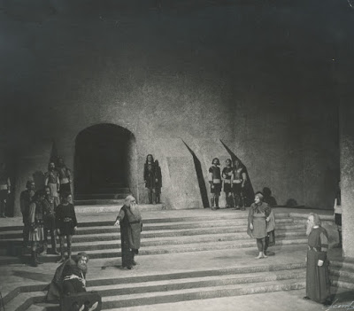 Στη δεύτερη σειρά ο Αιμίλιος Βεάκης ως Βασιλιάς Ληρ. Έργο σε σκηνοθεσία Δημήτρη Ροντήρη 1939
