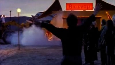 «Ηλία ρίχ’το». Η θρυλική ατάκα που χάρισε στον Γιώργο Αρμένη το βραβείο του α’ ανδρικού ρόλου. Πώς γυρίστηκε η σκηνή με τον εκσκαφέα που ισοπέδωσε το σκυλάδικο και έβαλε φωτιά στα ρούχα του
